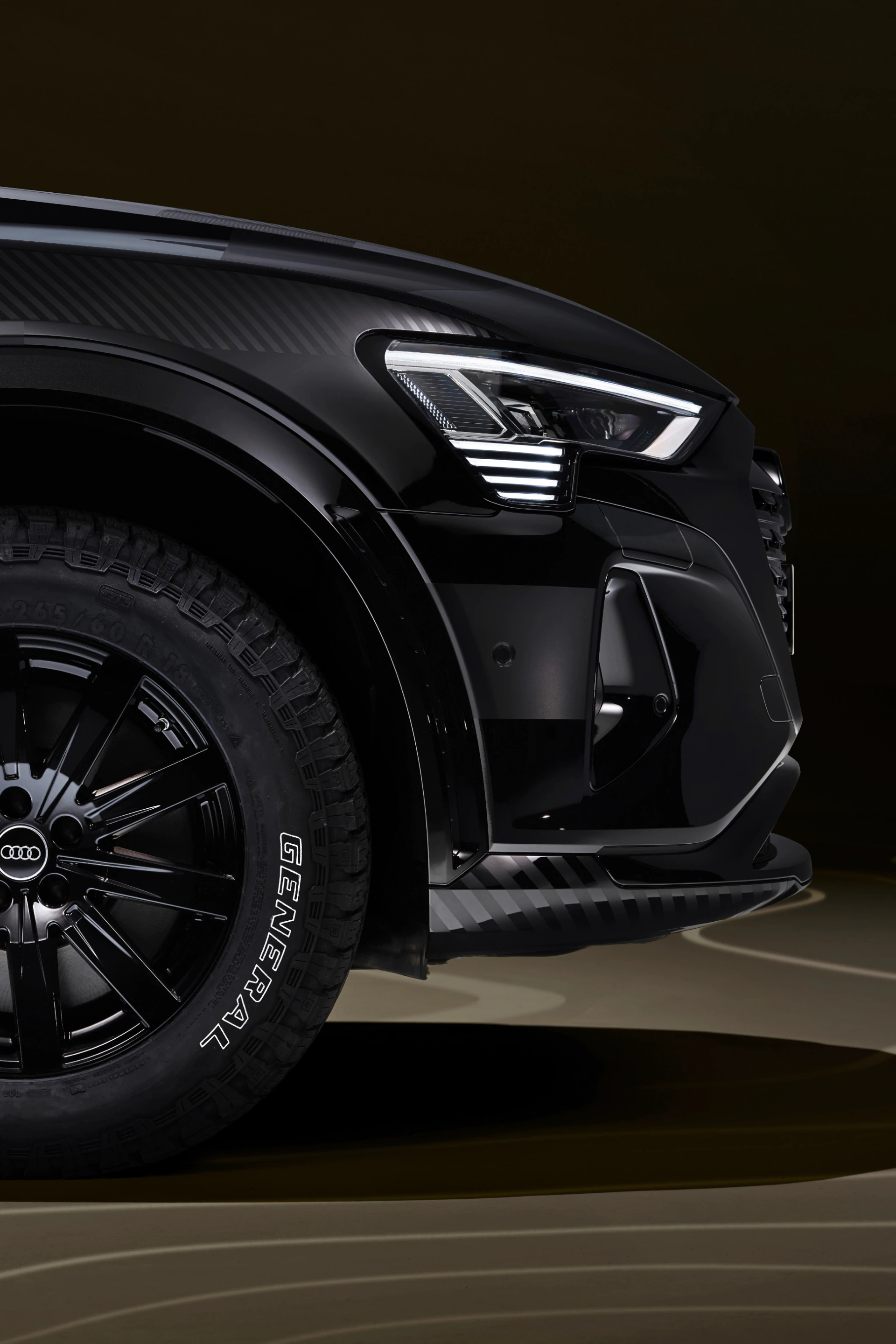 Close-up of the front axle and lateral front of the Audi Q8 e-tron edition Dakar{ft_q8-dakar-consumi}.