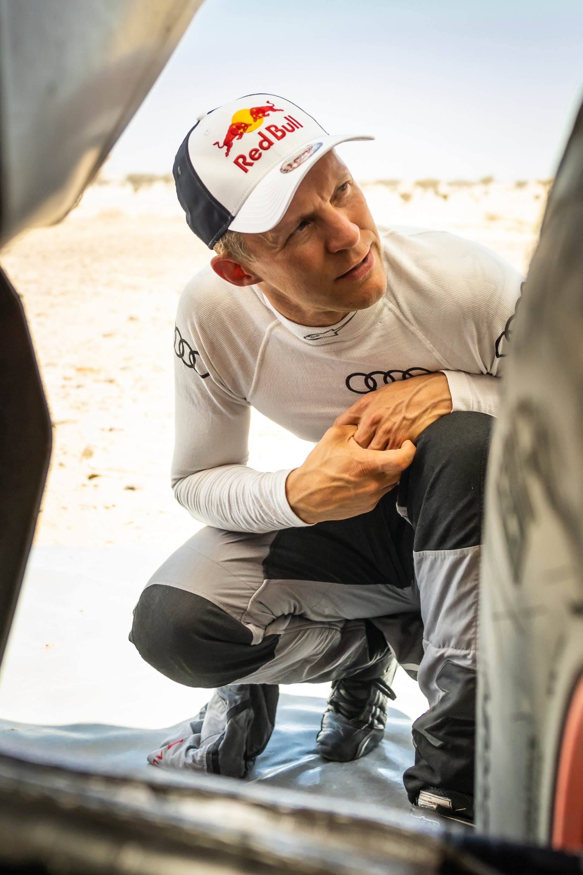 Mattias Ekström esamina un dettaglio di Audi RS Q e-tron.