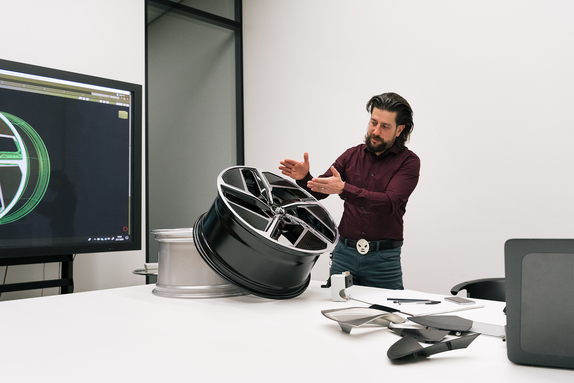 Andreas Valencia Pollex, designer dei cerchi Audi, spiega l’aerocerchio.