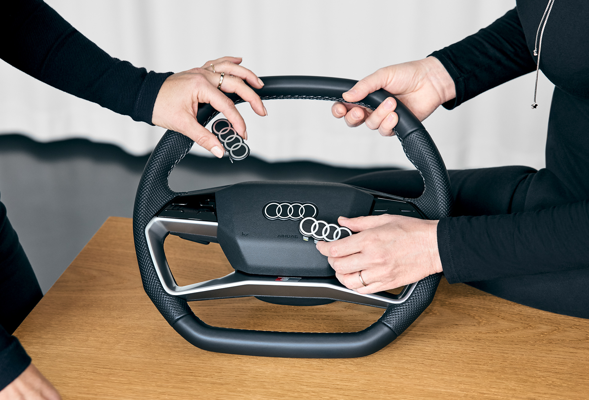 I nuovi anelli Audi nell'esempio del volante dell'Audi Q4 e-tron
