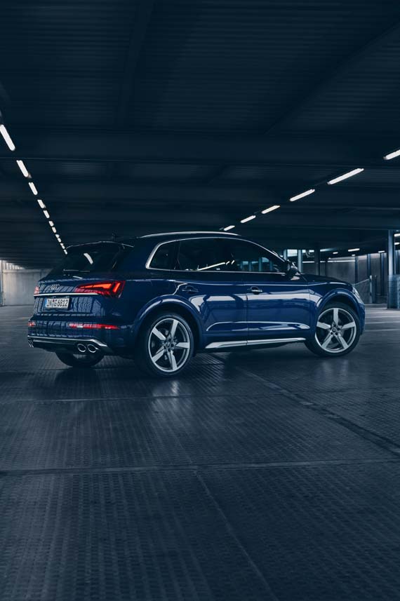  Audi SQ5 blu in fermata